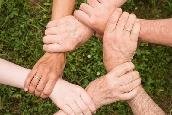 terapeuta familiar manos