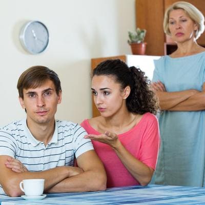estrategias para resolver conflictos familiares suegra